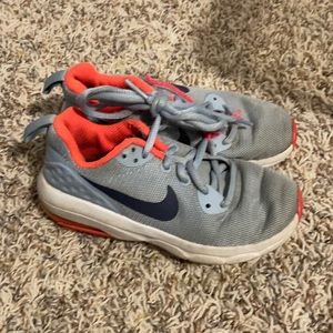 Nike tennis shoe grayish/blue with pink